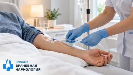 Фельдшер измеряет давление мужчине